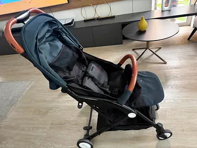 Lightweight compact stroller with sun canopy and storage basket
