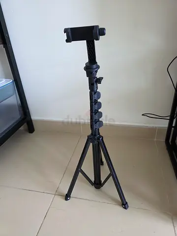 Lightweight adjustable tripod stand with phone mount - perfect condition