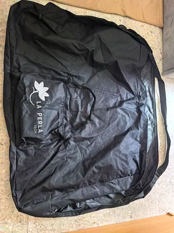 Massage tables like brand new, with the travel bag and bonus 3 liter baby oil also flatsheet