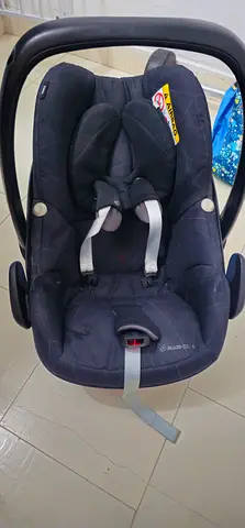 Baby car seat / infant carrier (Maxi-Cosi) - good condition