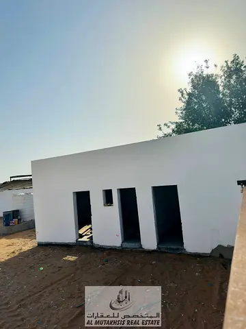 14,000 sqft yerd for rent, with 70 kv of electric includes 4 offices, a kitchen, and a bathroom