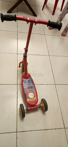 Red three-wheel kids scooter -handlebar, good condition