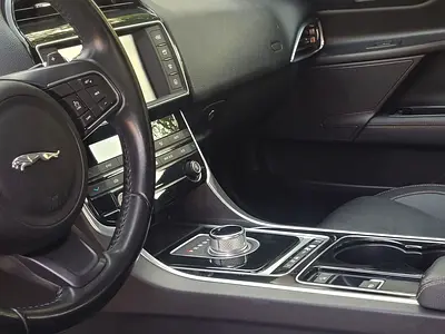 2016 Jaguar XE — фото 9