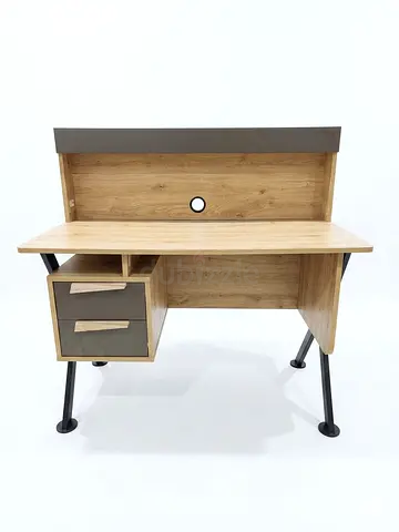 Study Desk with Hutch