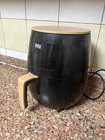 Used black and beige air fryer & Coffe machine - good working condition