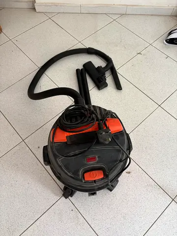 Compact wet/dry vacuum cleaner - good working condition