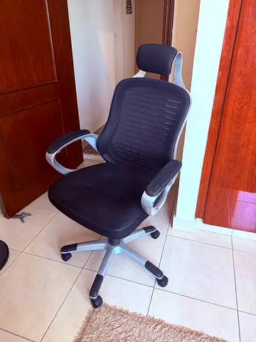 Comfortable ergonomic office chair with headrest – good condition