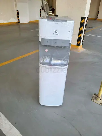Bottom load water dispenser
