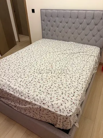 Queen upholstered bed frame with tufted headboard - light grey