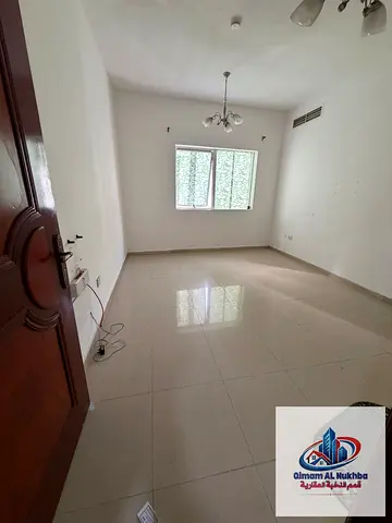 غرفة وصالة بالخـان خلف أفاميا، تكييف وغاز مركزي، قرب الكورنيش والخدمات، 30 ألف، 4 أو 6 دفعات.