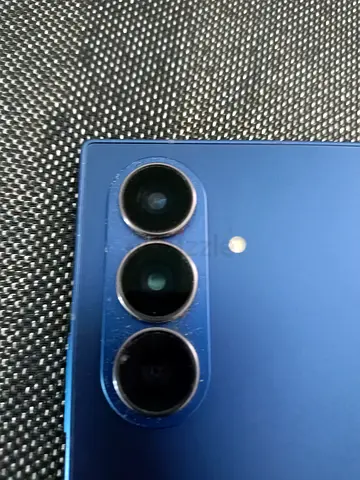 Z gold excellent condition Blue smartphone with triple rear cameras - good working condition