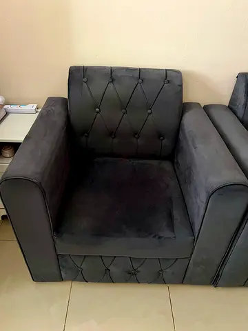 Grey velvet single-seater armchair with button-tufted back