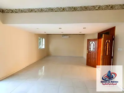3 غرف نوم واسعة صالة أنيقة ومريحة خزائن حائط مدمجة 2 بلكونة بإطلالة مفتوحة مطبخ كبير مجهز بخزائن كثيرة ومساحات تخزين ممتازة
