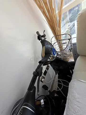 Electric scooter with front basket - good condition