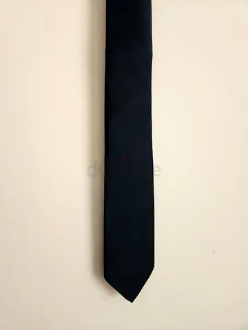 Saks Fifth Avenue Classic Solid Navy Silk Tie – Timeless Executive Style