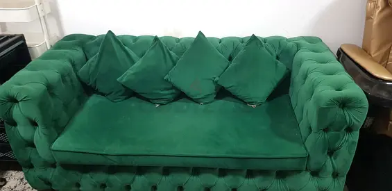 Elegant Green Velvet Chesterfield 3-Seater Sofa – Excellent Condition
