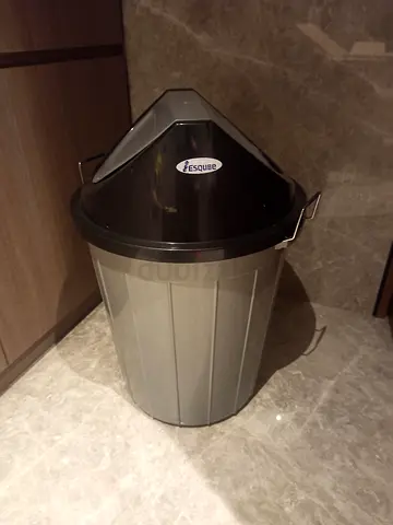 Large Plastic Trash Bin / Dustbin with Lid