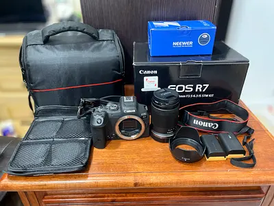 Canon EOS R7 kit with 18-150mm lens, extra battery,filters & bag — good condition