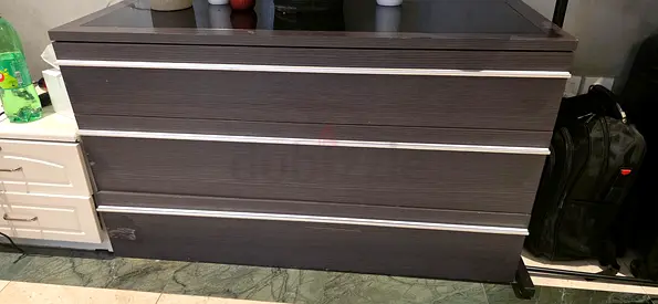 Dark wood 3-drawer dresser / chest in good condition
