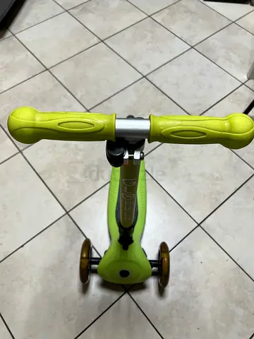 GLOBBER 3 WHEELED KIDS SCOOTER, with light wheel. PRICE FINAL. 120