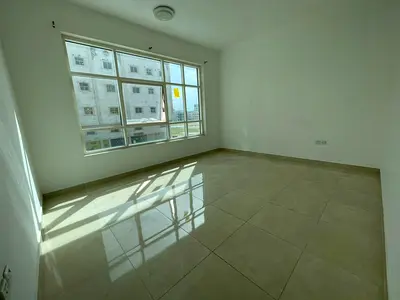 شقة بإطلالات مفتوحة ومساحة رحبة | غرفة وصالة | بلكونة | تكييف مركزي | الجرف 3