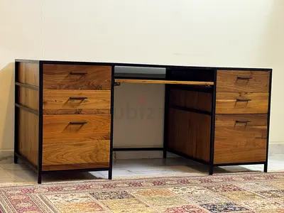 Care and barrel Study desk