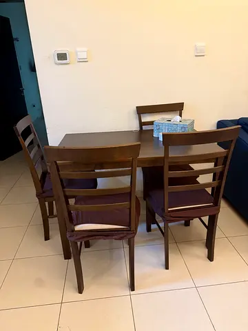 Wooden dining table with 4 matching chairs - good condition