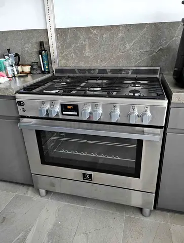 Electrolux 90x60cm 5 burners Full gas latest model new condition