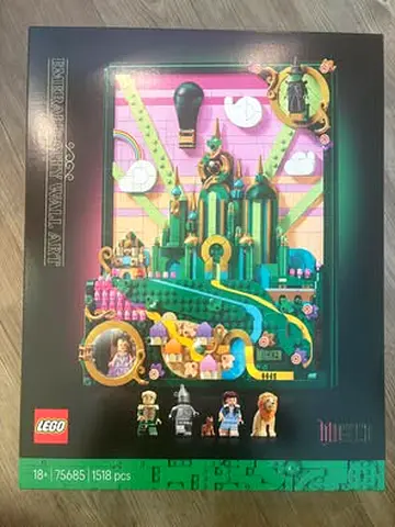 BARGAIN BRAND NEW LEGO 75685 WICKED EMERALD CITY WALL ART