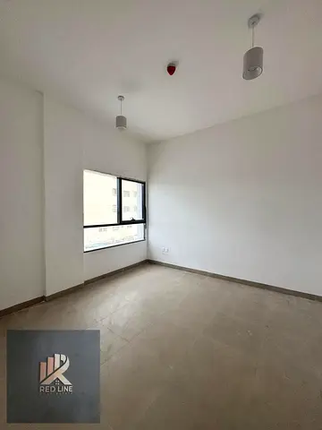 غرفة وصالة للإيجار – القليعة (سكن عائلي) تقدم شركة Red Line Real Estate شقة مميزة مكونة من غرفة وصالة في منطقة القليعة