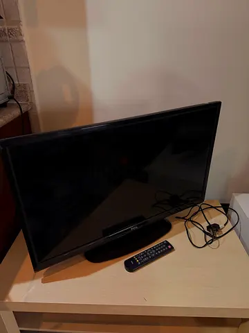 TV TCL LED32B2600 older model 32-inch