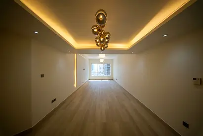 فقط للباحثين عن السكن الراقي والمميز شقه في اجمل ابراج الشارقه وافضل الاطلالات  شقة غرفتين وصالة للإيجار ✨ إطلالة مفتوحة — طابق مرتفع 🛋️ غرفتين وصالة