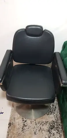 Black salon/barber chair with swivel base - good condition