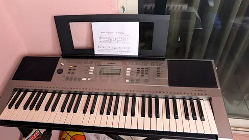 Yamaha 61 keys keyboard with adapter and stand