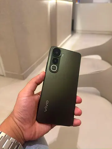 Vivo Y400 5G smartphone - good condition, 2 rear cameras (ladies use)