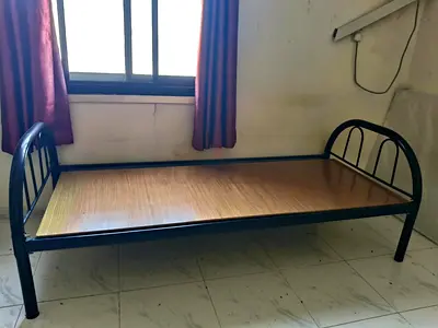 Single metal frame bed with rattan-style slat - good condition
