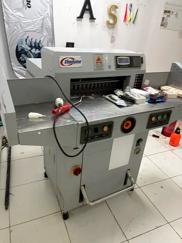 Guilhotina / Industrial Paper Cutting Machine - Used