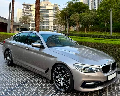 AWESOME GOLDEN BMW 530i •• SPORTS LINE •• GCC •• FULLY LOADED •• REAR SCREENS