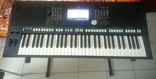 Yamaha PSR S975 Very Good Condition
