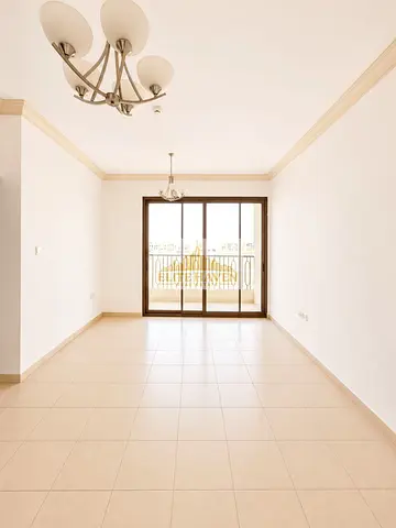 🏡 للإيجار السنوي | غرفتين وصالة | بلكونة | دواليب | 4 شيكات | تلال سيتي – الشارقة