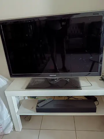 Samsung 32-inch LED TV with soundbar and remote - good working condition