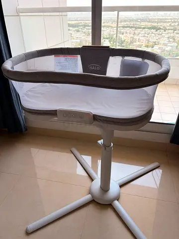 Halo Bassinest Swivel Sleeper - Light Grey, Excellent Condition