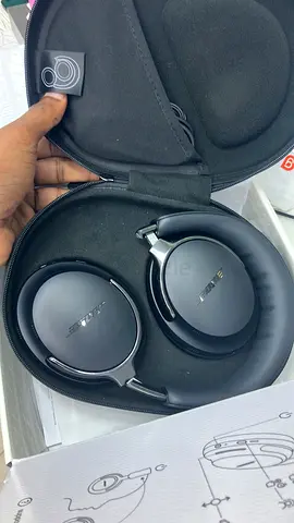 Bose QuietComfort over-ear wireless headphones with case (good condition)