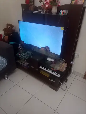 Wooden TV cabinet with 4 side shelf on both sides and glass shelf with single front closed drawer