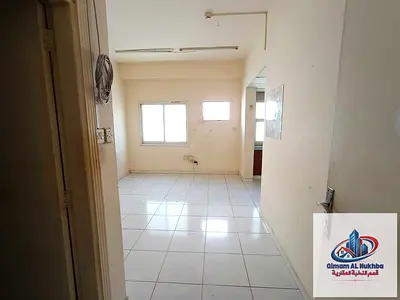 استوديو للإيجار في البوطينة بمساكن العزاب، مساحة مناسبة، مطبخ مجهز، موقع مميز وسهل الوصول، الإيجار 18,000 درهم سنوياً مع تسهيلات حتى 6 دفعات
