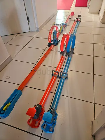 Hotwheels race tracks and cars