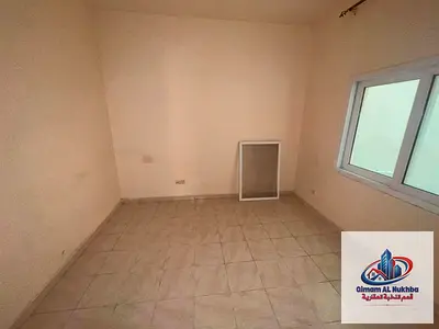 غرفة وصالة البوطينة بمساحة ممتازة، تكييف مركزي وغاز مركزي، موقع استراتيجي قريب من الخدمات، 26 ألف سنويًا، 4 دفعات، تأمين 2000 شيك، وصيانة كاملة قبل ال