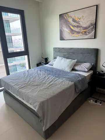 Grey upholstered platform bed with headboard - Queen size + 2 mattresses