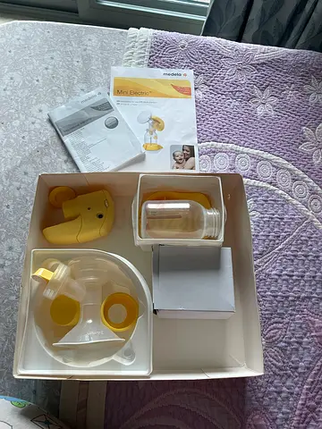 Medela Hand/Manual Breast Pump with Accessories - Never used flawless Condition