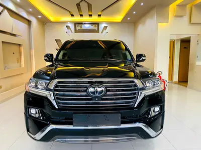 Toyota Land Cruiser VXR 2018 | GCC Specs | V8 5.7L | Full Service History
